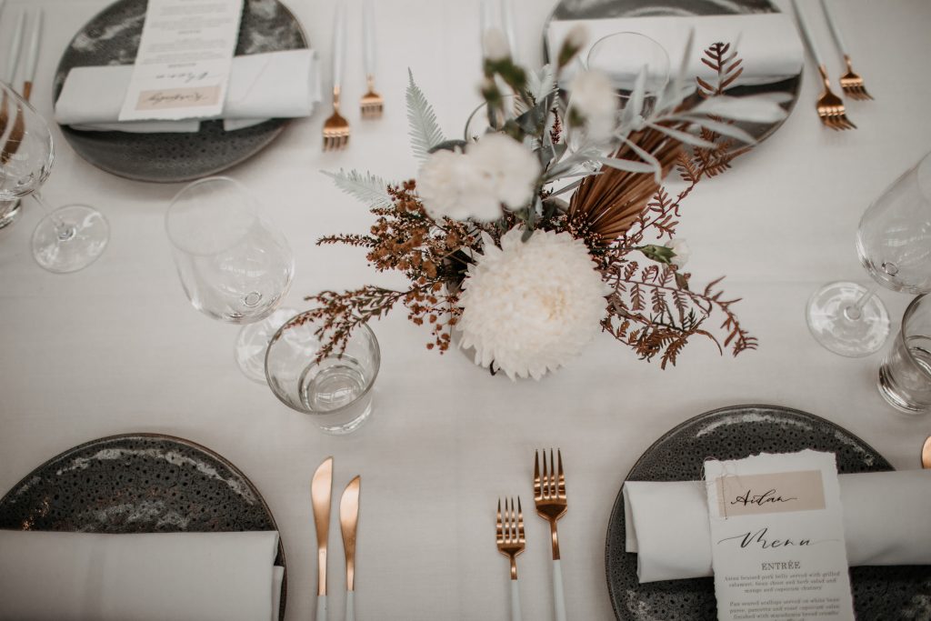 fins at plantation house table setting